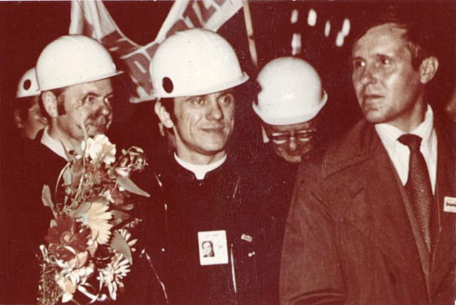 Popiełuszko meeting with workers at the Gdańsk Shipyard