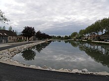 Ang kanal nga Haute-Seine sa Méry-Sur-Seine