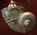 珍珠母火藥瓶，約西元1750年，大部分由大海螺之研磨貝殼所組成。