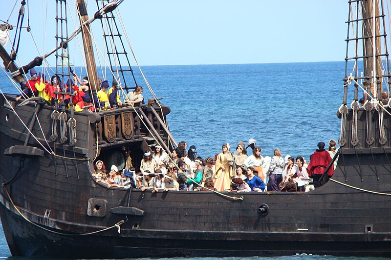 File:Preparação do desembarque da nau Santa Maria dos figurantes do Mercado Quinhentista - 2010-06-05 - Image 106168.jpg