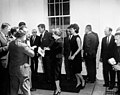 Президент Джон Кеннеди мен бірінші ханым Жаклин Кеннеди ханзада Рейнье III пен Монако ханшайымы Грейспен қоштасты (14193304894) .jpg