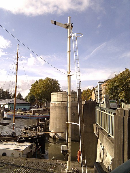 File:Quadrant Signal, Redcliffe Bridge. - panoramio.jpg