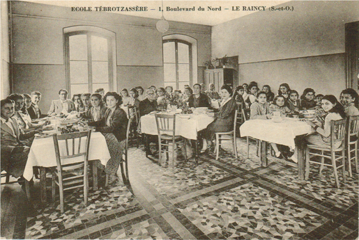 Réfectoire de l'école Tebrotzassère en 1948. On peut apercevoir Aguliné Boyadjian assise à gauche de la table du centre.