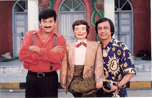 Prasad with ventriloquist Ramdas Padhye during the filming of Ammo Bomma (2001).