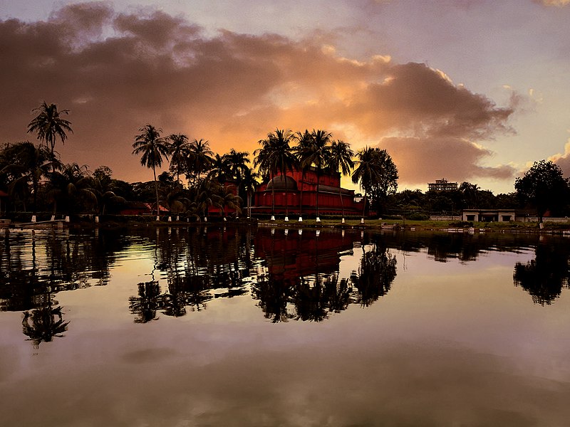 File:Reflection of Oxford Mission Church.jpg