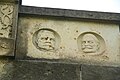 Čeština: Reliéf tváří na bráně u hřbitova v Lanžově, okr. Trutnov. English: Relief faces at right at gate near Cemetery in Lanžov, Trutnov District.