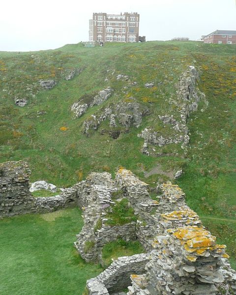 File:Ruined walls of the outer ward of Tintagel Castle - geograph.org.uk - 1383976.jpg