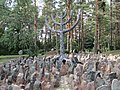 אנדרטה ביער רומבולה לזכר יהודי גטו ריגה שנרצחו באתר