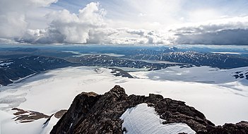 Vy över Sállajiegŋa från Suliskongen. Sjöarna är från vänster: Bieskehávrre, 871, Muorkkejávrre och Balvatnet.