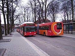 Volvo-busser i Norrköping foråret 2007, til venstre ses en biogasdreven Volvo B10L og til højre ses en diesel-dreven Volvo-B7LA, fronten var nøjagtig samme på de forskellige modeller, men B7L/LA har det asymmetriske bagparti som ses på billedet.