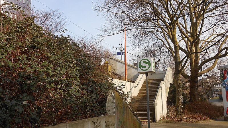 File:S-Bahn Dortmund Stadthaus (S4), Zugang Sonnenstraße.JPG