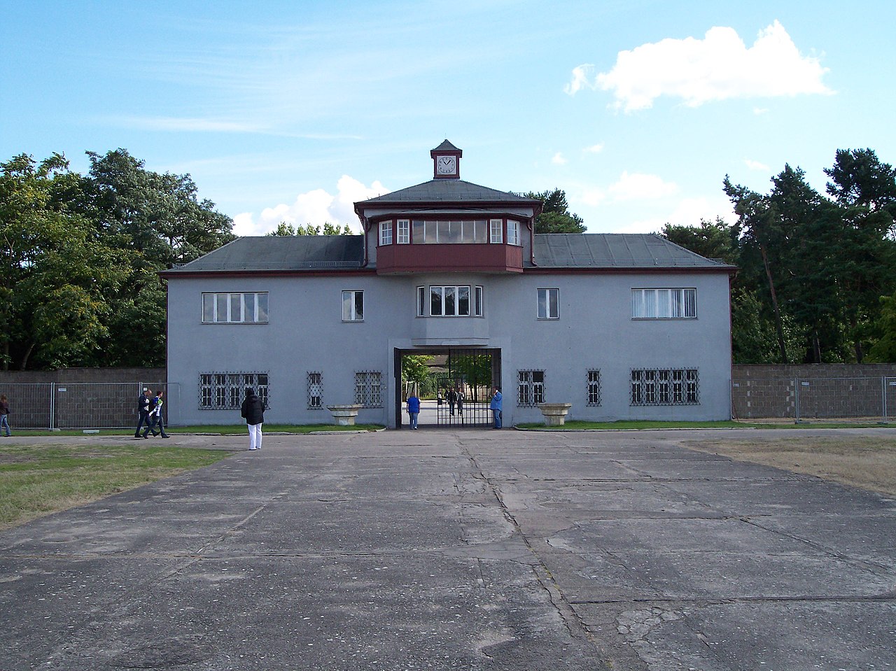 File:Sachsenhausen Entrance Tower 2007.jpg - Wikipedia