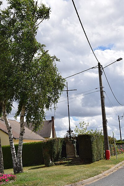 File:Saint-Aubin-en-Bray croix cute.JPG