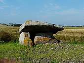 Saint-Léger-de-Montbrun Yükseltilmiş taş 1.JPG