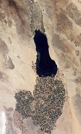 De Imperial Valley onder de Salton Sea, gezien vanuit de ruimte. Het noorden ligt in de rechterbovenhoek. De grens tussen Mexico en de Verenigde Staten is een diagonaal in de linkeronderhoek van het beeld.