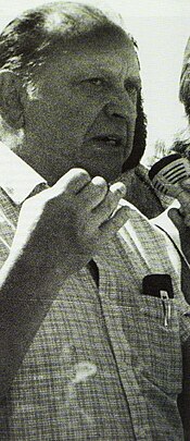 Санти Бруар на политическом митинге.