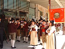 De muziekkapel van Zams bij de festiviteiten rond de omdoping