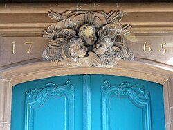 Reliefs d'anges baroques sur le linteau de la porte latérale (1725)