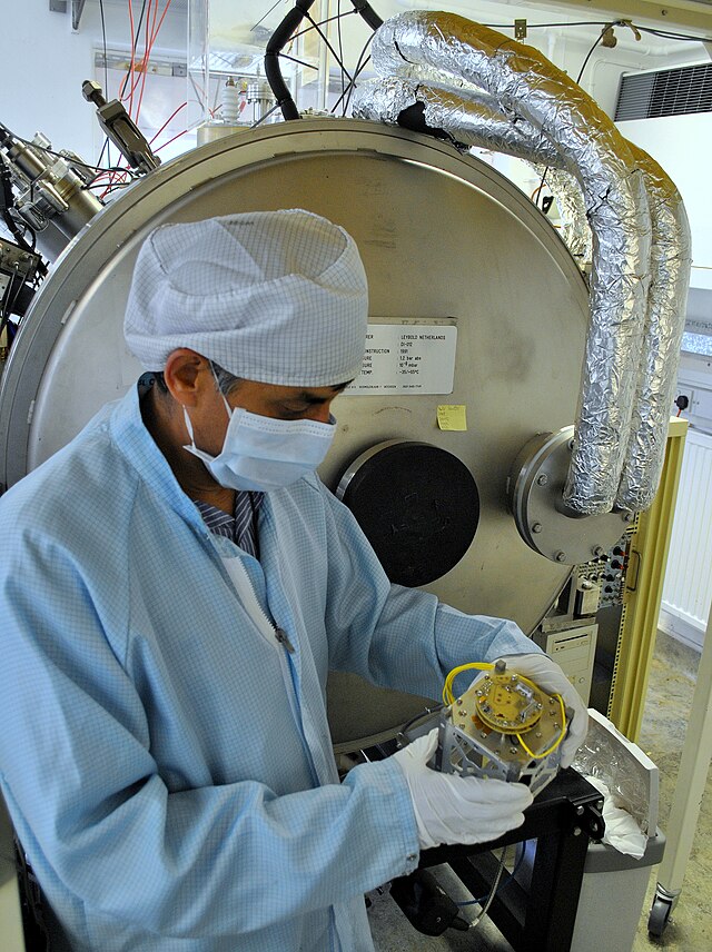 Montage d'un détecteur d'électrons sur un CubeSat au sein des installations du laboratoire.