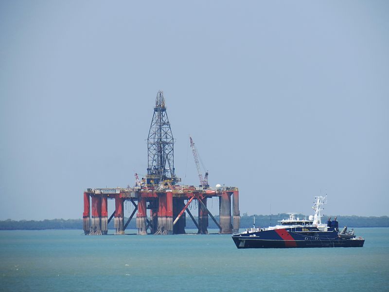 File:Semi submersible drilling rig, Stena Clyde, and Australian Customs, Cape St George, on Darwin Harbour.jpg