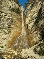 Водопад в верховьях Шароаргуна