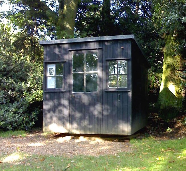 File:Shaw's writing hut.jpg