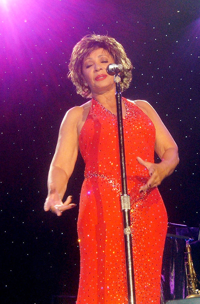 Shirley_Bassey_Wembley_2006