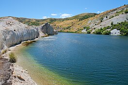 White quartz gravel shore of Blue Lake