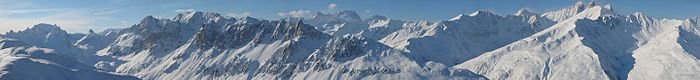 Vue du massif des Arves (moitié droite) depuis Valloire.