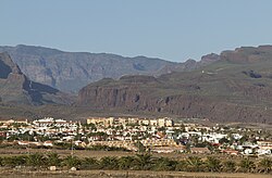 изглед към Sonnenland, показващ клъстер от ваканционни апартаменти с планини в далечината