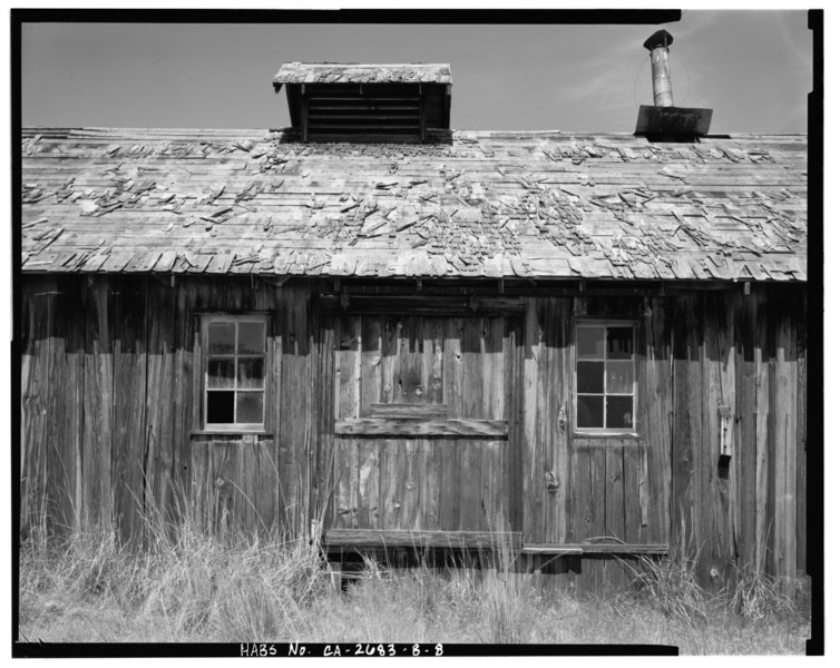 File:South side detail with cuploa, south wing, facing north. - Camp Tulelake, Barracks, West Side of Hill Road, 2 miles South of State Highway 161, Tulelake, Siskiyou County, CA HABS CAL,47-TULE.V,1B-8.tif