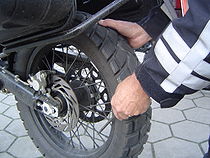 Controleren van de spanning van de spaken van een motorfiets: een afwijkende spanning geeft een afwijkend geluid