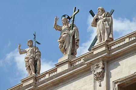 Närbild av statyerna på kyrkans fasad föreställande Jesus, Johannes döparen och aposteln Andreas