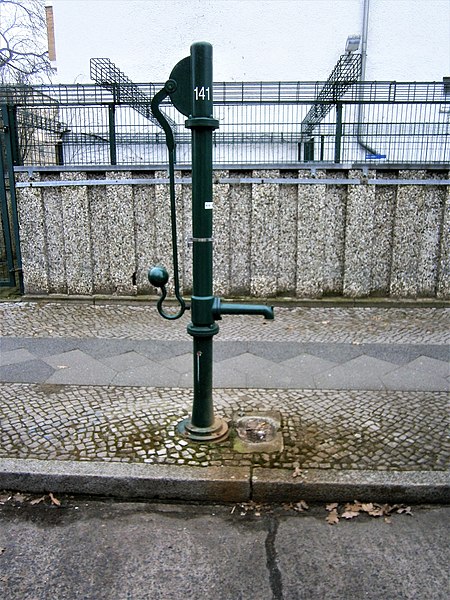 File:Straßenbrunnen141 Haselhorst Riensbergstraße (1).jpg
