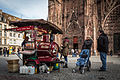 20 octobre 2013 La locomotive du marchand de marrons chauds est de retour devant la cathédrale Notre-Dame de Strasbourg.