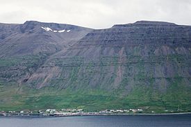 Översikt över byn Sudavik.  I bakgrunden syns det lavinfarliga berget Sudavikhlid.