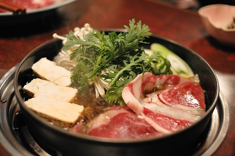 https://upload.wikimedia.org/wikipedia/commons/thumb/3/32/Sukiyaki_01.jpg/800px-Sukiyaki_01.jpg