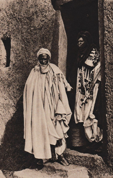 File:Sultan Muhammadu Attahiru II with his scribe.png