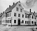 I nr. 21 lå Svaneapoteket fra 1698 til 1896. Bygningen ble revet 30. juni 1897 for å gi plass til Telegrafbygningen i Kongens gate 21. Foto: Per Adolf Thorén (ca. 1880)