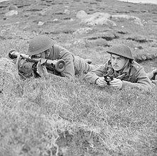 Командир и дальномерщик миномётного расчёта скаутов Ловата на Фарерских островах, 20 июня 1941 года