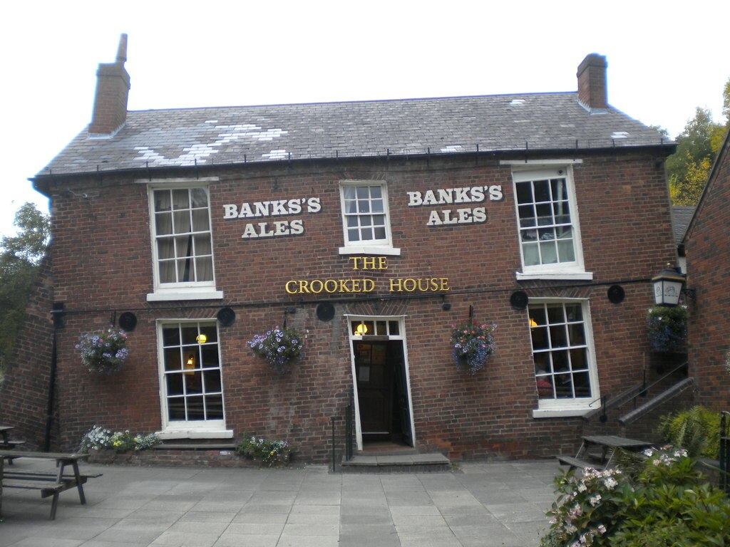 The Crooked House, near Lower Gornal - geograph.org.uk - 4730749