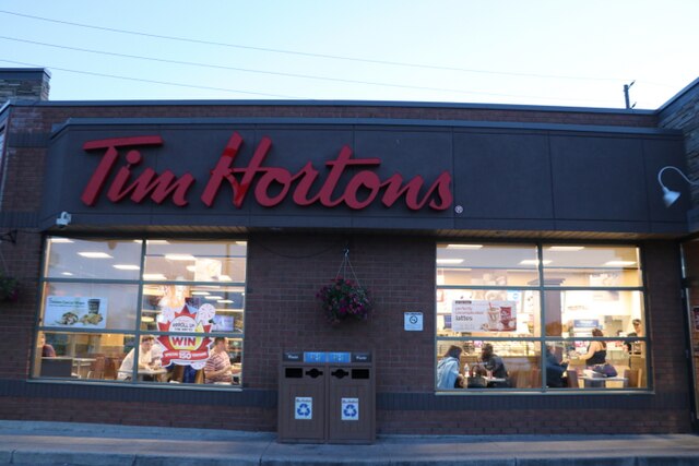 File:Tim Hortons, 700 avenue Atwater, Montreal.jpg - Wikimedia Commons