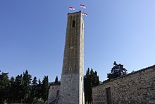La torre degli Smeducci con le bandiere della città sulla cima.