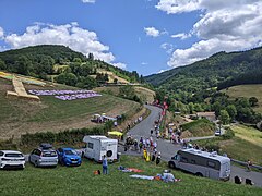 À proximité du hameau de Biconne au début de l’ascension, lors du passage du Tour de France 2023. Au fond et au centre le col de la Croix-Montmain (736 m), à droite le bois de la Pyramide.