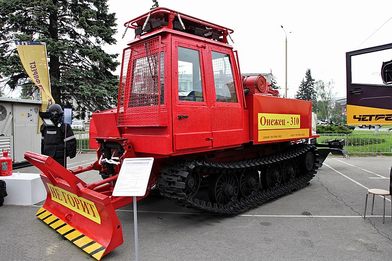 File:Tracked fire engine Onezhets 310 (2) ISSE 2012.jpg