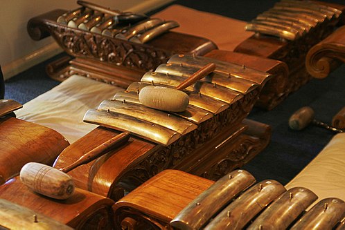 Ударный идиофон 8 букв сканворд. Индонезия - гамелан инструмент. Гамелан музыкальный инструмент. Сарон музыкальный инструмент. Бонанг ударный музыкальный инструмент.