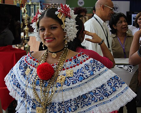 امرأة بنمية ترتدي الملابس التقليدية