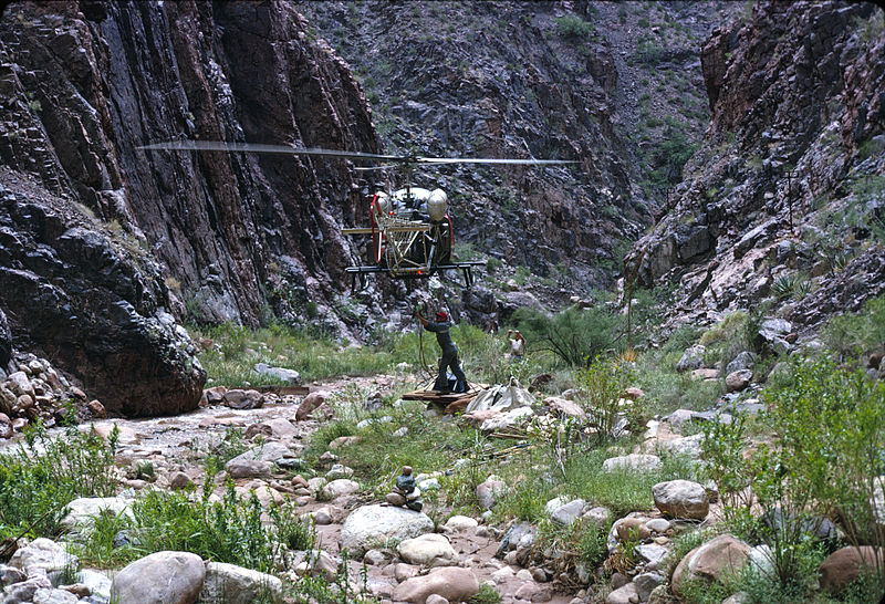 File:Trans-canyon Pipeline (Historic) 0319 Helicopter Transport - Flickr - Grand Canyon NPS.jpg