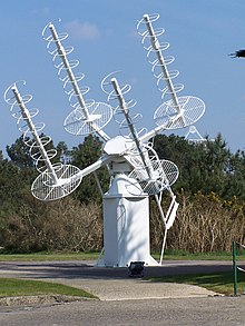 Array of four axial-mode helical antennas used as a satellite tracking-acquisition antenna, Pleumeur-Bodou, France Traqueur acquisition.JPG