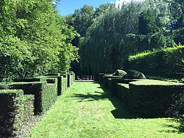 Een overzichtsfoto van een deel van de tuin van Oosterhouw, met Japanse invloeden